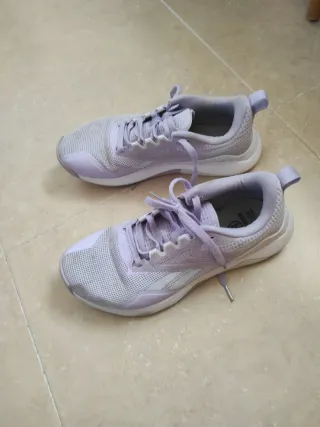 Zapatillas Reebok Moradas y Blancas
