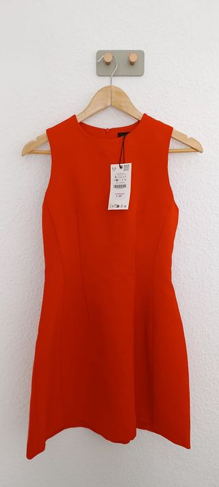 Vestido corto de ZARA. Nuevo sin estrenar y con et