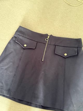 Falda corta negra con cremallera