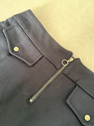 Falda corta negra con cremallera