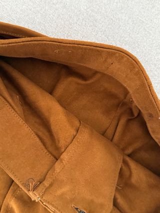 Falda corta de ante color mostaza