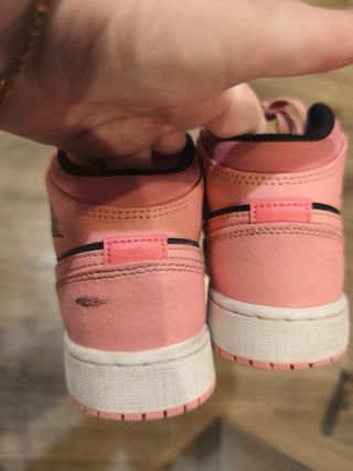 Zapatillas Nike Air Jordan 1 Mid Rosa y Negra