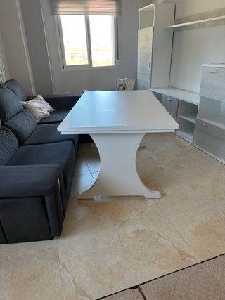 Mesa de salón blanca