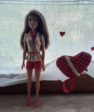 Barbie mora con vestito e scarpe