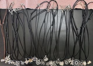 Lote de 12 collares de cuero con dijes plateados