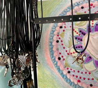 Lote de 12 collares de cuero con dijes plateados