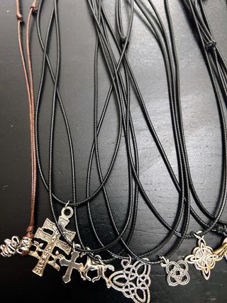 Lote de 12 collares de cuero con dijes plateados