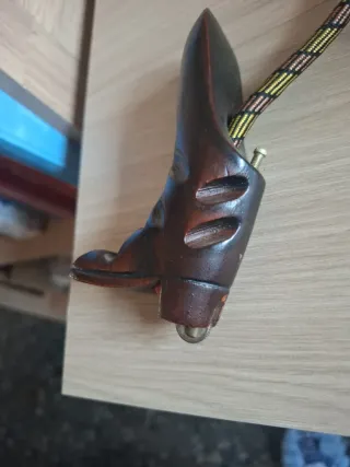 Antigüedad de madera con cuerda