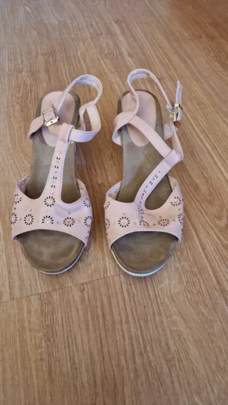 Sandalias cuña rosa con pedrería