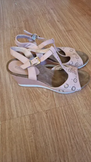 Sandalias cuña rosa con pedrería