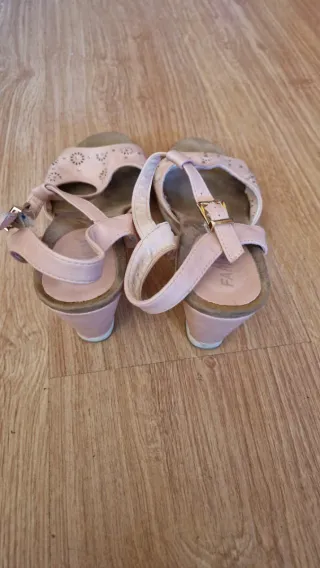 Sandalias cuña rosa con pedrería