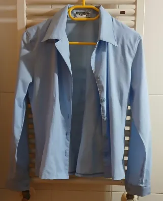 Camisa vintage azul con hombreras