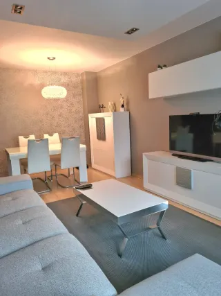 Mueble blanco y plateado