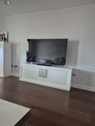 Mueble blanco y plateado