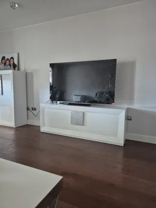 Mueble blanco y plateado