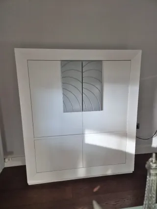 Mueble blanco y plateado