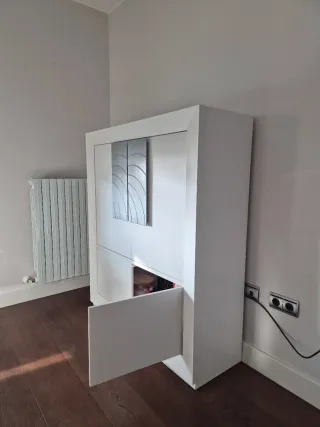 Mueble blanco y plateado