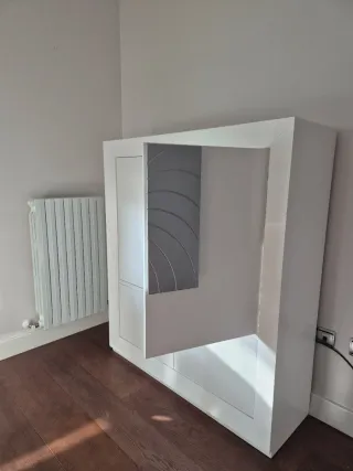 Mueble blanco y plateado