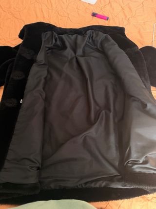 Abrigo negro efecto pelo estructurado