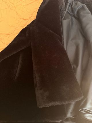 Abrigo negro efecto pelo estructurado