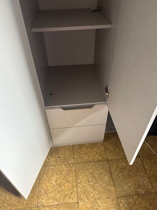 Armario 3 puertas beige y blanco