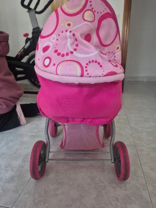 Carrito de bebé de juguete rosa