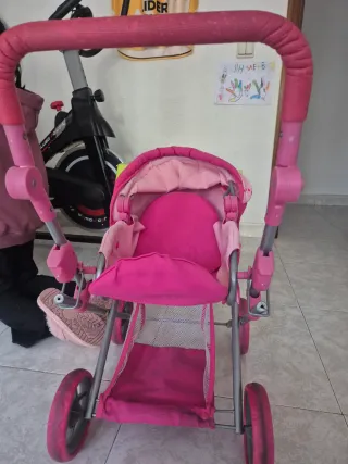 Carrito de bebé de juguete rosa