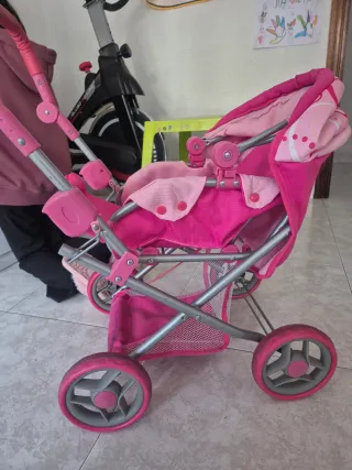 Carrito de bebé de juguete rosa