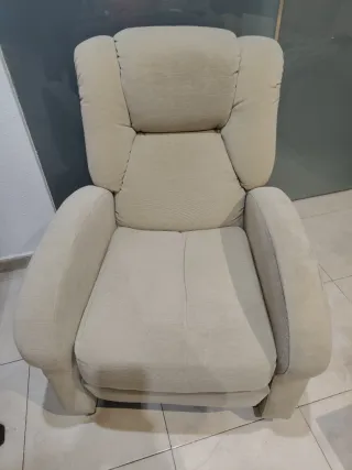 Sofá reclinable de tela beige con funda