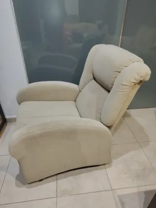 Sofá reclinable de tela beige con funda