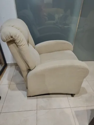 Sofá reclinable de tela beige con funda