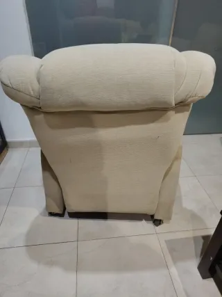 Sofá reclinable de tela beige con funda