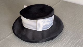 Gorro negro con lazo blanco