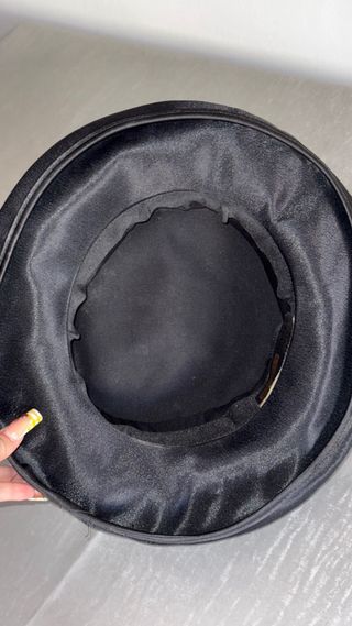 Gorro negro con lazo blanco