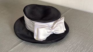 Gorro negro con lazo blanco