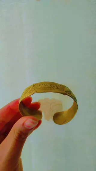 Bracciale dorato con incisioni