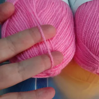 2 Ovillos de lana Mogollón 3 Rosas Crafts