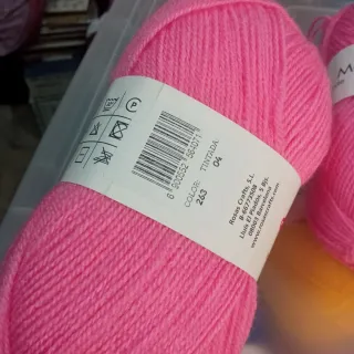 2 Ovillos de lana Mogollón 3 Rosas Crafts