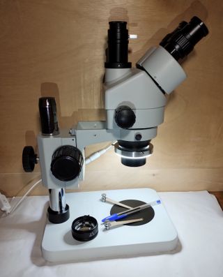 Microscopio estereoscópico de hasta 90 aumentos