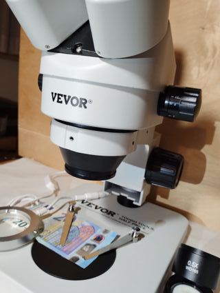 Microscopio estereoscópico de hasta 90 aumentos