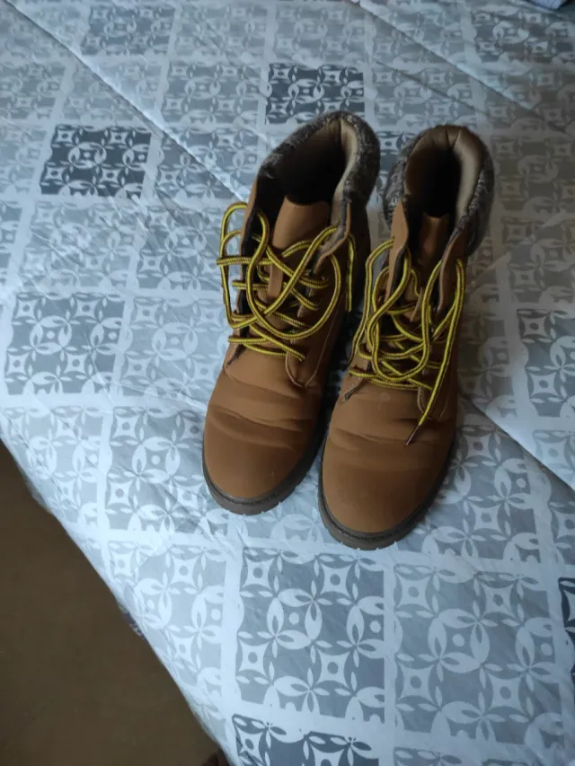 Botas marrones con cordones