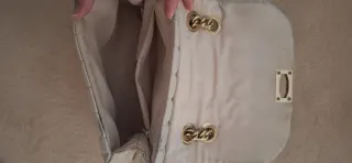 Bolso beige con cadena dorada