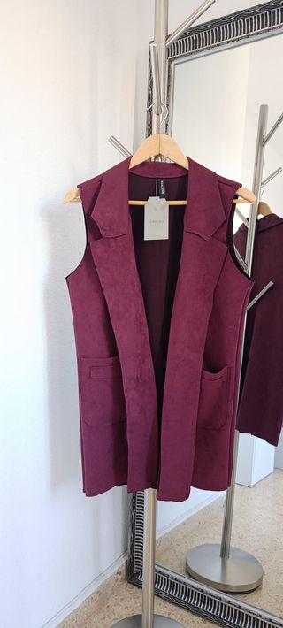 Chaleco color burdeos o granate. Nuevo sin estrena