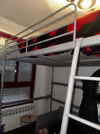 Cama alta metálica resistente