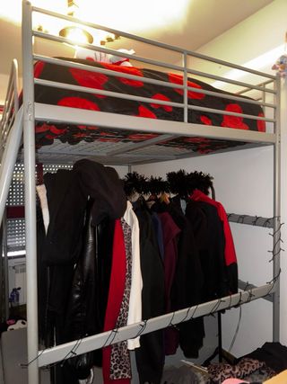 Cama alta metálica resistente