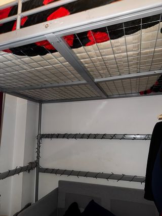 Cama alta metálica resistente