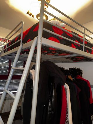 Cama alta metálica resistente