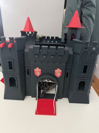 Castillo de juguete negro y rojo