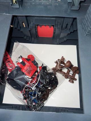 Castillo de juguete negro y rojo