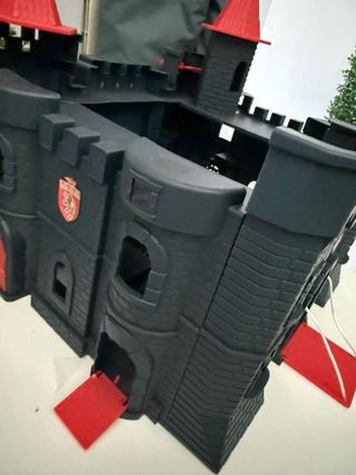 Castillo de juguete negro y rojo